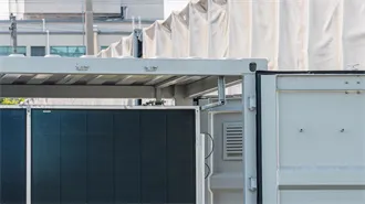Integrated photovoltaic storage and off-grid machine/cabinet